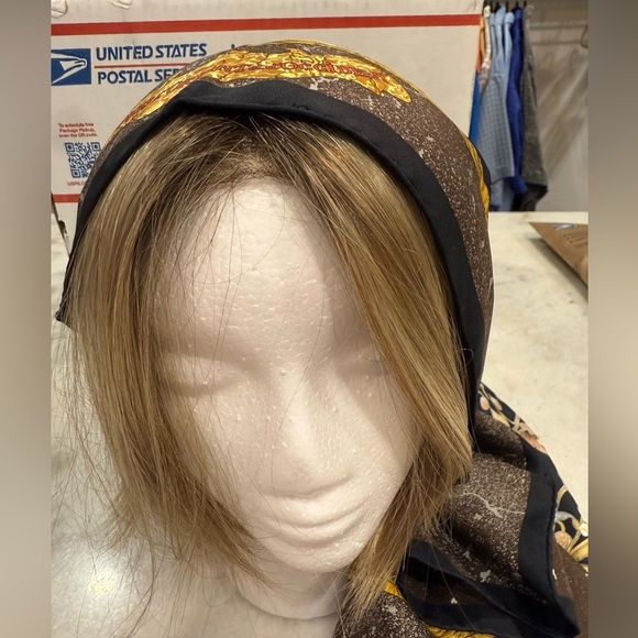 Hermès Carré 90 "Pierres d'Orient et d'Occident" silk scarf. - Picture 10 of 12